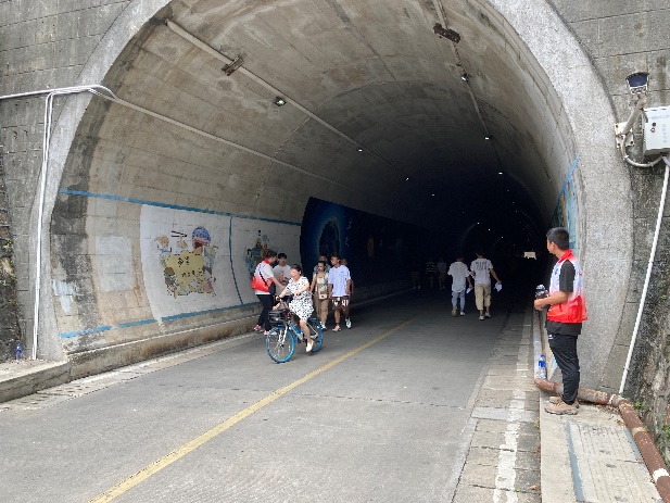 人们走在路上骑自行车中度可信度描述已自动生成