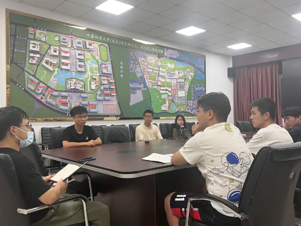 一群人坐在办公室里描述已自动生成