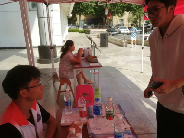 男人和女人在桌子前喝饮料中度可信度描述已自动生成