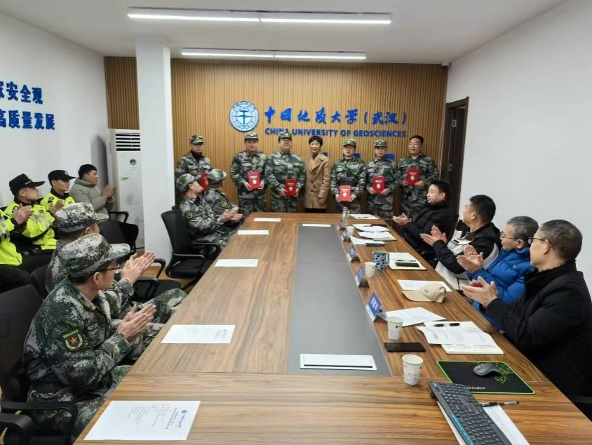 会议室里的人们描述已自动生成