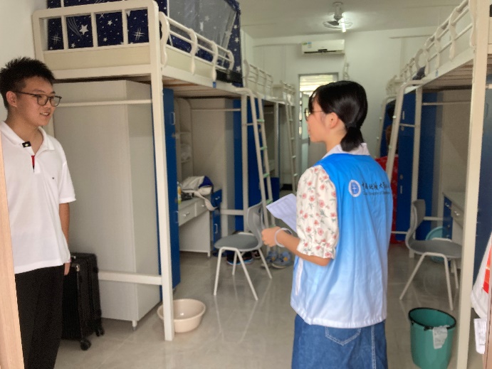 男人站在房间里玩体感游戏描述已自动生成