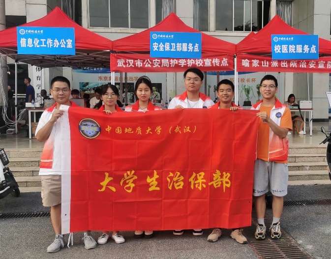 一群人在街道上手拿着伞中度可信度描述已自动生成