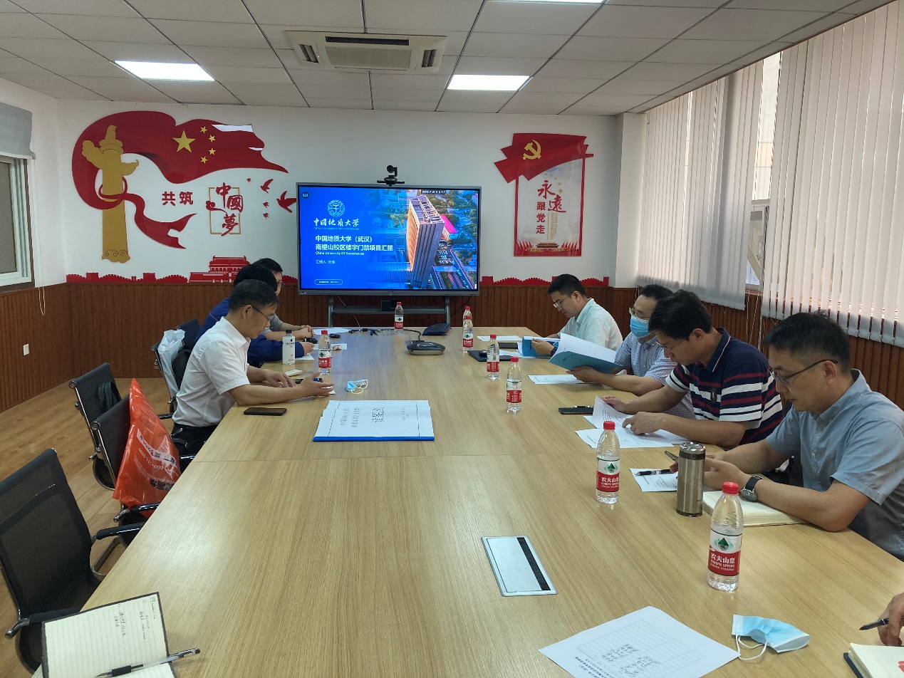 会议室里的人们 描述已自动生成