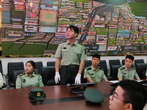 一群人坐在桌子前 中度可信度描述已自动生成